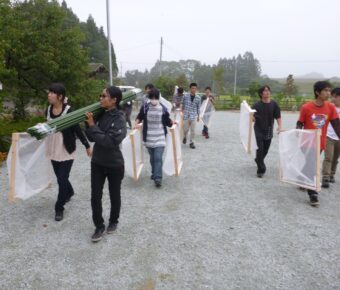 「深山山麓少年の森」でシードトラップの設置